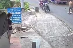Thấy ô tô ôm cua lấn làn, người phụ nữ hoảng hốt phanh xe máy bằng... chân khiến tất cả kinh hãi