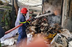 Hỏa hoạn thiêu rụi kho chứa đồ trang trí tiệc cưới ở TP.HCM