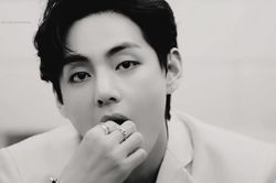 V BTS lên tiếng xin lỗi khán giả vì bất ngờ bị chấn thương