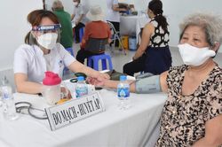 Người cao tuổi không tự ý uống thuốc sau tiêm vaccine Covid-19
