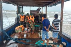 Tàu không người lái có khắc chữ Trung Quốc dạt vào bờ biển Quảng Trị