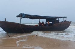 Quảng Trị: Tàu lạ số hiệu Trung Quốc trôi dạt vào bãi biển xã Triệu Vân