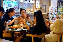 TP. HCM: Nhiều nhà hàng 'xé rào' để mở cửa phục vụ ăn uống tại chỗ