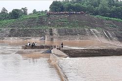 Quảng Trị: Cứu hộ thành công 7 người bị kẹt giữa đập tràn Nam Thạch Hãn
