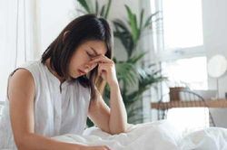 Tôi định đóng cửa phòng đi ngủ thì mẹ chồng đưa cho chai nước mắm bảo mang vào giường, biết lý do mà tôi chết sững