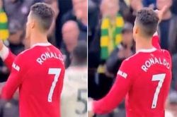 Ronaldo có hành động khó hiểu khi chứng kiến Salah sút tung lưới Man United