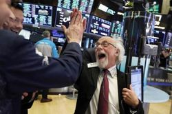 Dow Jones và S&P 500 đóng cửa cao kỷ lục, cổ phiếu Tesla vượt 1 ngàn tỷ USD