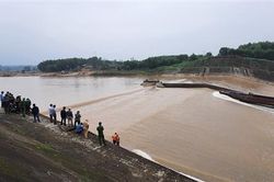 Đang triển khai cứu nạn 7 người bị mắc kẹt ở đập tràn Nam Thạch Hãn