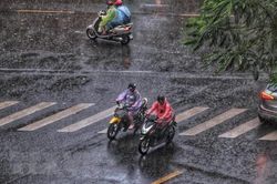 Thời tiết ngày 26/10: Áp thấp nhiệt đới gây mưa lớn ở Trung Bộ, Tây Nguyên và Nam Bộ