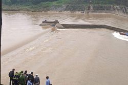 Tàu chở cán bộ Sở GTVT Quảng Trị gặp nạn, 1 chủ doanh nghiệp mất tích