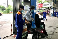 'Cơn sốt' nhiên liệu thế giới gây sức ép với xăng dầu trong nước