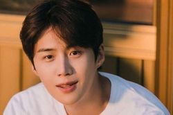 Đang ở thế lật kèo scandal, một nhân viên Hometown Cha-Cha-Cha 'phốt' thái độ Kim Seon Ho