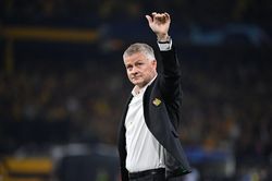 Solskjaer yêu cầu học trò chuyển sơ đồ 4-4-2 với 10 cầu thủ