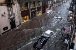 Mưa lớn liên miên, nhiều nơi ở miền Nam Italy hóa sông