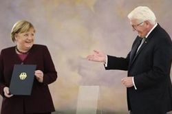 Thủ tướng Đức Angela Angela Merkel nhận quyết định miễn nhiệm sau 16 năm tại vị