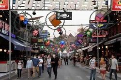 Covid-19 ở Đông Nam Á: 'Hoa tiêu' đưa Campuchia chuẩn bị mở cửa du lịch; Malaysia mạnh tay với giáo viên không tiêm chủng