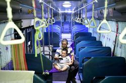 Không có tiền về quê lẫn thuê trọ, nhân viên bán vé sống trên xe buýt suốt 4 tháng
