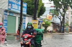 Áp thấp nhiệt đới suy yếu nhưng vẫn gây mưa lớn cho Trung Bộ, Tây Nguyên và Nam Bộ