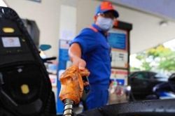 Giá xăng tăng cao nhất 7 năm qua, đại biểu Quốc hội nói gì?
