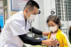 Ăn mì tôm, bé gái 8 tuổi bị sốc phản vệ, phải nhập viện cấp cứu