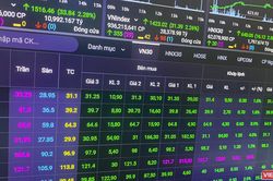 Bật tăng 31 điểm, VN-Index vượt đỉnh lịch sử