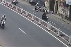 Clip: Xe ô tô bất ngờ mất lái lao sang làn đường đối diện húc văng hàng loạt xe máy