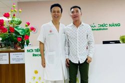 NSND Công Lý lộ diện khỏe khoắn sau biến cố sức khỏe, bà xã đính chính thông tin sai lệch về chồng