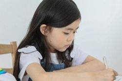 Thất vọng vì con gái làm tính trừ mãi vẫn sai, ông bố ở Trung Quốc lăn ra khóc giữa đường