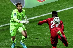 Origi ghi bàn kiểu bọ cạp cho Liverpool