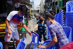 Chủ quán ở phố Tây Bùi Viện: 'Không bán rượu bia sẽ mất lượng khách'