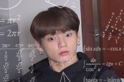 RM trừng mắt làm Jungkook và V đang cười đùa phải nín bặt