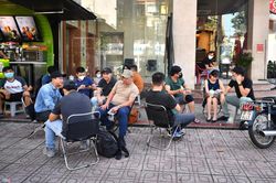 Nhộn nhịp hàng quán ngày đầu được mở bán tại chỗ ở TP Hồ Chí Minh