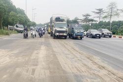Truy tìm tài xế để tràn dầu ô tô khiến nhiều xe trượt đổ trên đường Hà Nội