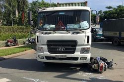 Người phụ nữ tử vong dưới gầm ô tô container