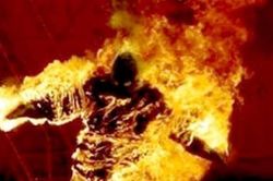 Vợ báo tin chồng 'chết cháy' do tự thiêu
