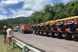 Xe siêu trường chở thiết bị điện gió lật giữa đèo An Khê, giao thông ách tắc