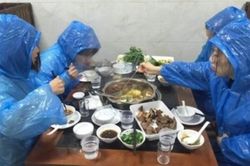 4 cô gái vô tư mặc áo mưa ăn lẩu ở quán, 'ngã ngửa' khi biết lý do đằng sau