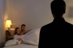 Bắt tại trận vợ và bạn thân nhất ngoại tình, người đàn ông làm điều khiến vợ xấu hổ đến tận cùng