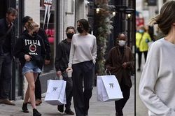 Angelina Jolie diện mốt không nội y, dẫn các con đi mua sắm