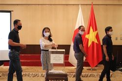 Tặng bằng khen cho kiều bào có thành tích xuất sắc trong chống dịch