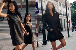 Gợi ý blazer, trench coat da phá cách mới lạ cho phụ nữ tuổi 40