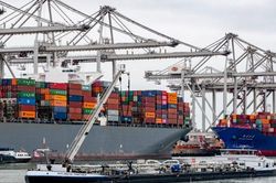 Apple và Amazon điêu đứng vì nghẽn chuỗi cung ứng, 200 tỷ USD vốn hóa 'bay' sau vài giờ
