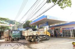 Giá xăng dầu liên tục tăng, doanh nghiệp chịu tác động kép?