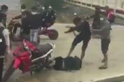 Nam học sinh bị hành hung thô bạo ngay cổng trường