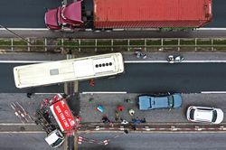 4 ôtô tông liên hoàn, đường Vành đai 3 trên cao tê liệt gần 15 km