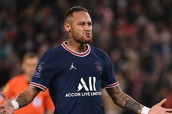 Neymar bảo vệ lối sống tiệc tùng của mình