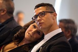 Ronaldo có 'bám váy mẹ' hay không?