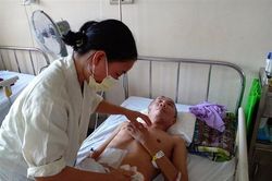 Kiệt quệ vì chồng chấn thương sọ não, hôn mê sâu
