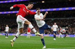 Ronaldo được so với Van Basten sau cú volley tung lưới Tottenham