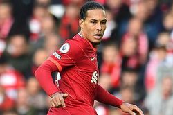Van Dijk phản ứng thế nào sau khi bị Klopp quát trên sân